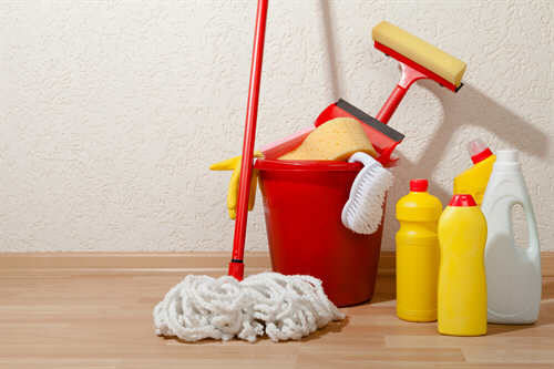 Emmer, dweil en schoonmaakproducten